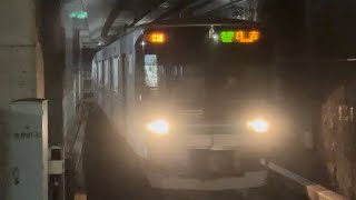 埼玉高速2000系2104編成が警笛を鳴らして六本木一丁目駅に到着するシーン（88M）2022.11.30
