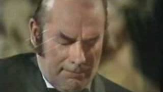 Julian Bream; Bach Prelude in D chords