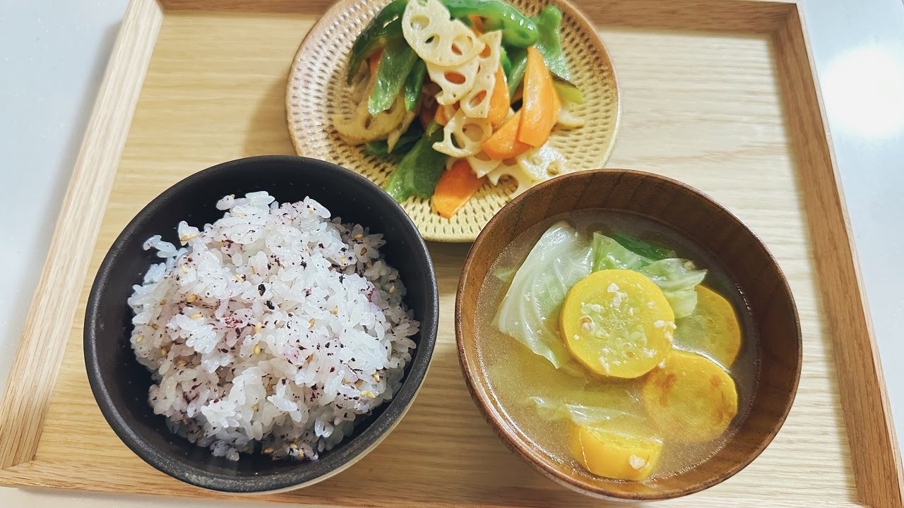 Красный рис с периллой, кабачковый суп с капустой, овощи, обжаренные с солью