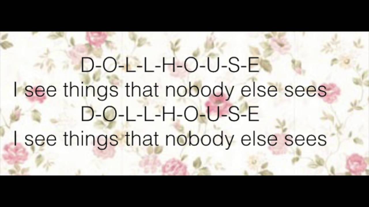 Dollhouse текст перевод. Мелани мартинес черно белые волосы. Текст песни melanie martinez. Dollhouse текст. Dollhouse текст перевод.
