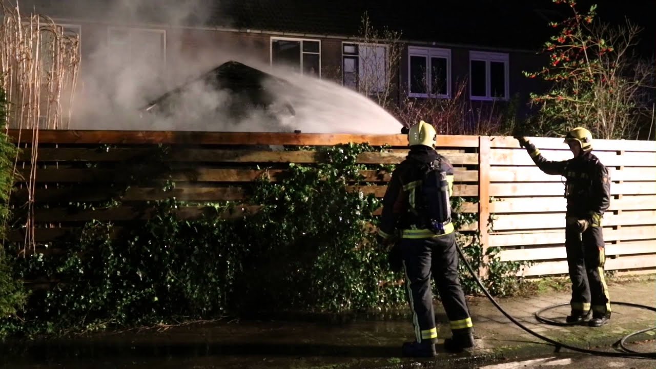 Hoogezand Schuurtje vat vlam door vuurwerk