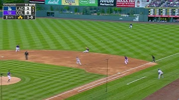 LAD@COL: LeMahieu snags line drive to get out of jam