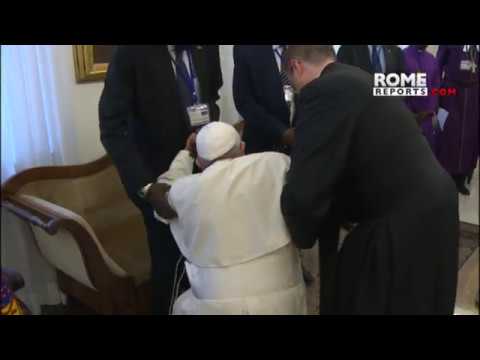 Impactante gesto del Papa: besa los pies de los líderes enemigos de Sudán del Sur