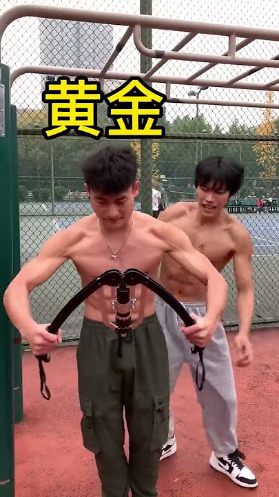 铁臂阿坤（低卡美食） 活肌肉带人挑战200kg臂力器！ #健身好物推荐官 #腹肌 #健身 #shorts