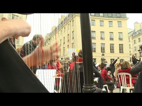 Paris musicians put on concert in front of occupied Odéon Theatre