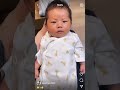 【新生児】ママとパパの膝の上で態度が違う赤ちゃん👶🏻どっちも可愛い♡