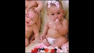 Bayi kembar yang lucu sedang bermain | 6 anak kembar bermain dan berkelahi satu sama lain 😍😘