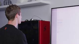 Linus experiences Dancing Triangle in 8K!!!!!!!!