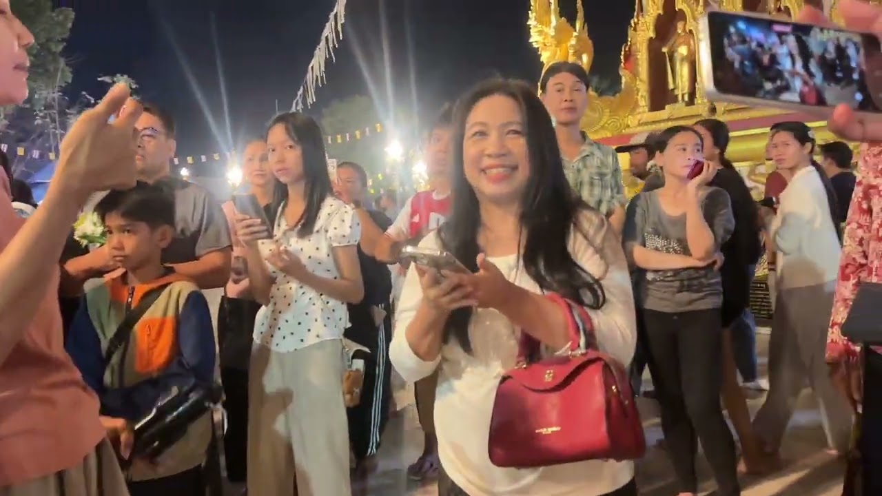 ธิดาลาวมาถึงหลังเวทีซานเล้าแล้ว