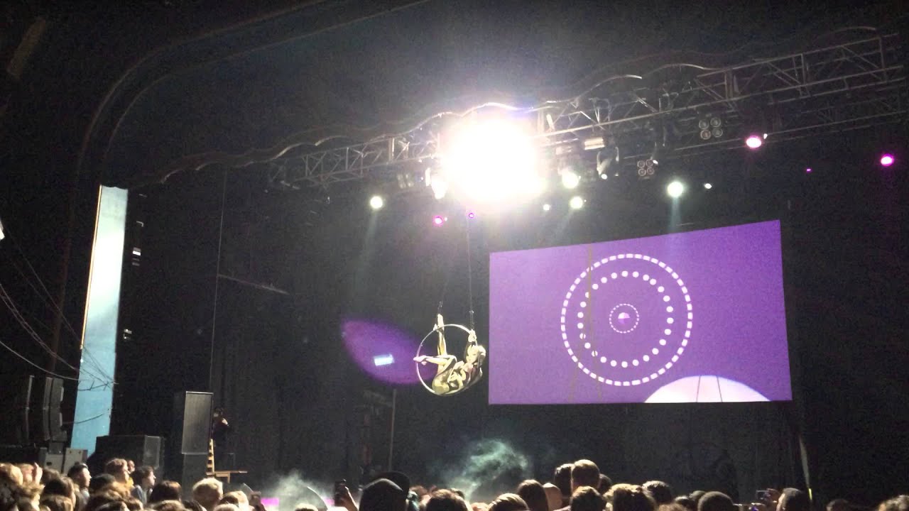 YouTube에서 Violet Chachki - Aerial Hoop Routine -Live @ RuPaul's Drag Race Battle of the Seasons London 보기 YouTube에서 Violet Chachki - Aerial Hoop Routine -Live @ RuPaul's Drag Race Battle of the Seasons London 보기
