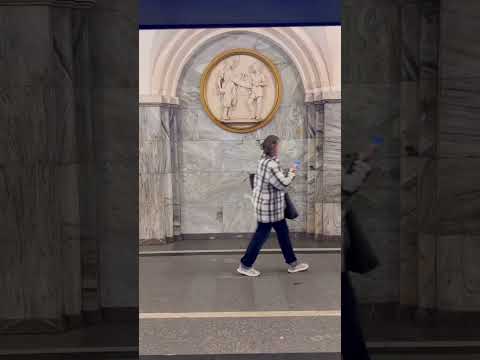Жизненный #закон #метро #подземка #метро90 #москва #россия #поезд