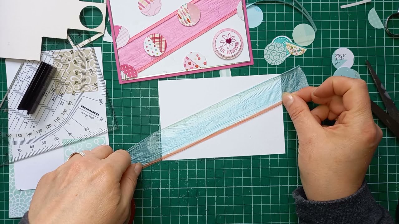 Sieben verschiedene Karten aus Papierresten