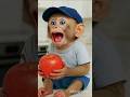 قرد مشاكس ياكل تفاح 