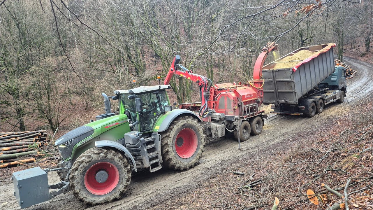 Zistil som prečo prestali ťahať navijaky.Štiepkovanie a prevoz harvestora do druhého porastu.LKT MAN