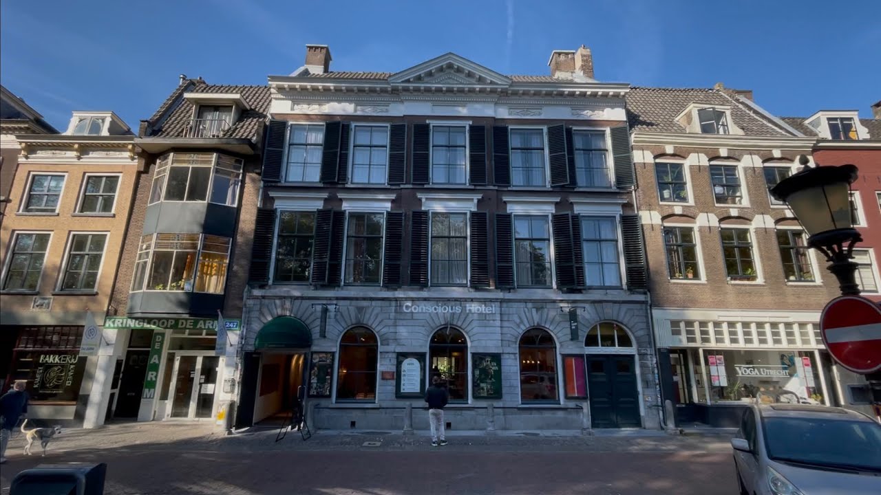 Projectarchitect Bob Custers van VOCUS architecten geeft rondleiding door oud Tivoli Utrecht