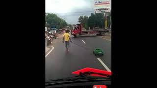 Video Lucu, Orang Gila mainan mobil mobilan di jalan raya. Woww