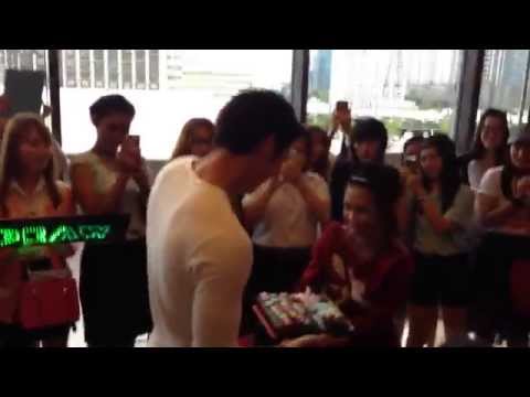 ยิ่งรู้จักยิ่งเธอ by กองทัพม้าบิน + HBD Deaw Suriyont 2014