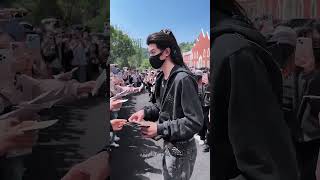 鄧凱•Deng Kai💕下班（一個個收信💌心軟軟）…喝着玉米汁下班咯🌽（鄧凱）機場帥的我心臟噴血🤤@fans微博視頻❗（轉載）