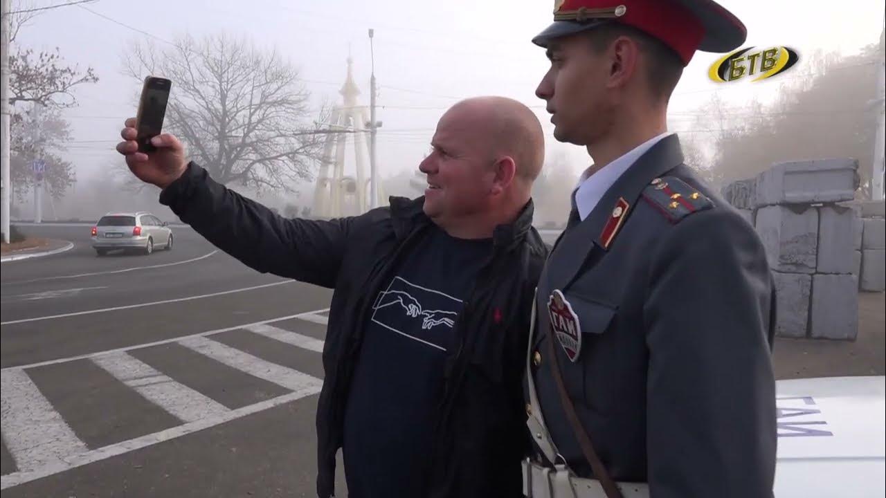 Слушать постовой. Фото гаишника с жезлом. Слушать постовой. Слушать постовой. Слушать постовой.