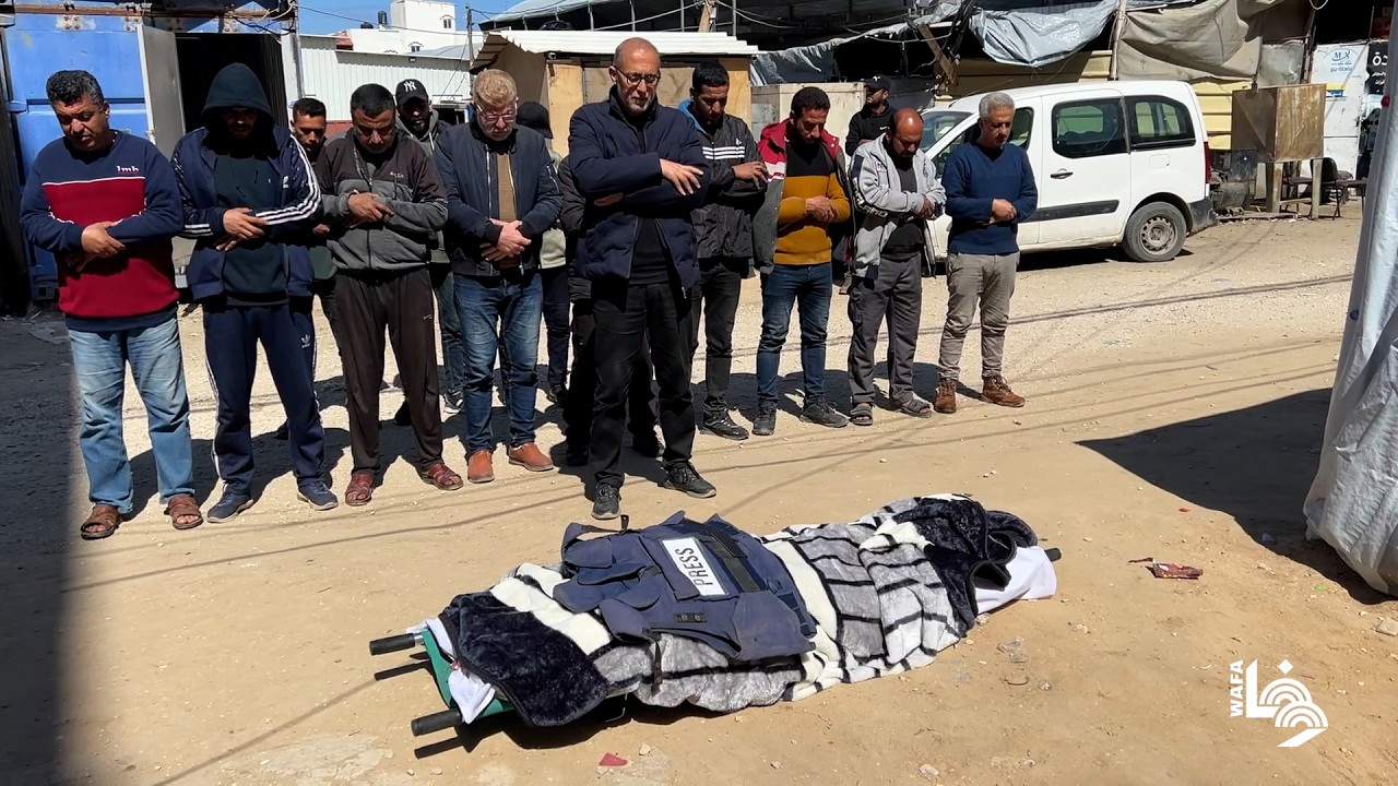 تشييع جثمان الصحفية آمال شمالي التي استشهدت في غارة إسرائيلية على مخيم النصيرات وسط قطاع غزة