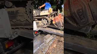 si carica il trattore cingolato #emiagridiy #agrimovie #agriemotori #agrienatura #tractor