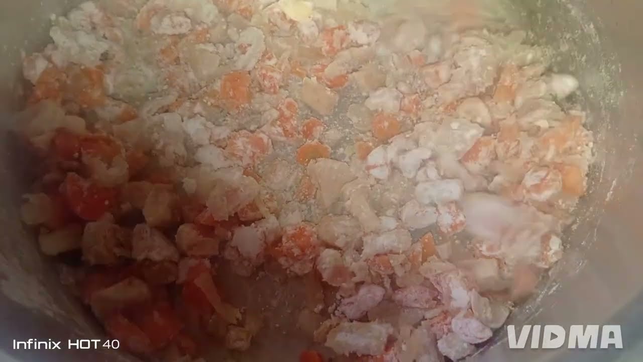 (شوربة بيضاء، دجاج، جزر، بصل، شوربة كريمية، وصفات سهلة، وردة الصباح، طبخ عراقي).