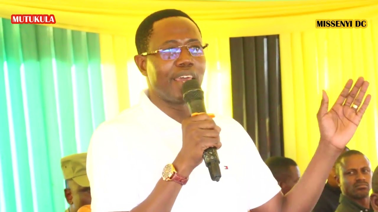 MHE. NANAUKA AKIZUNGUMZA NA VIJANA WILAYANI MISSENYI ALIPOTEMBELEA KIWANDA CHA CHAKI MUTUKULA