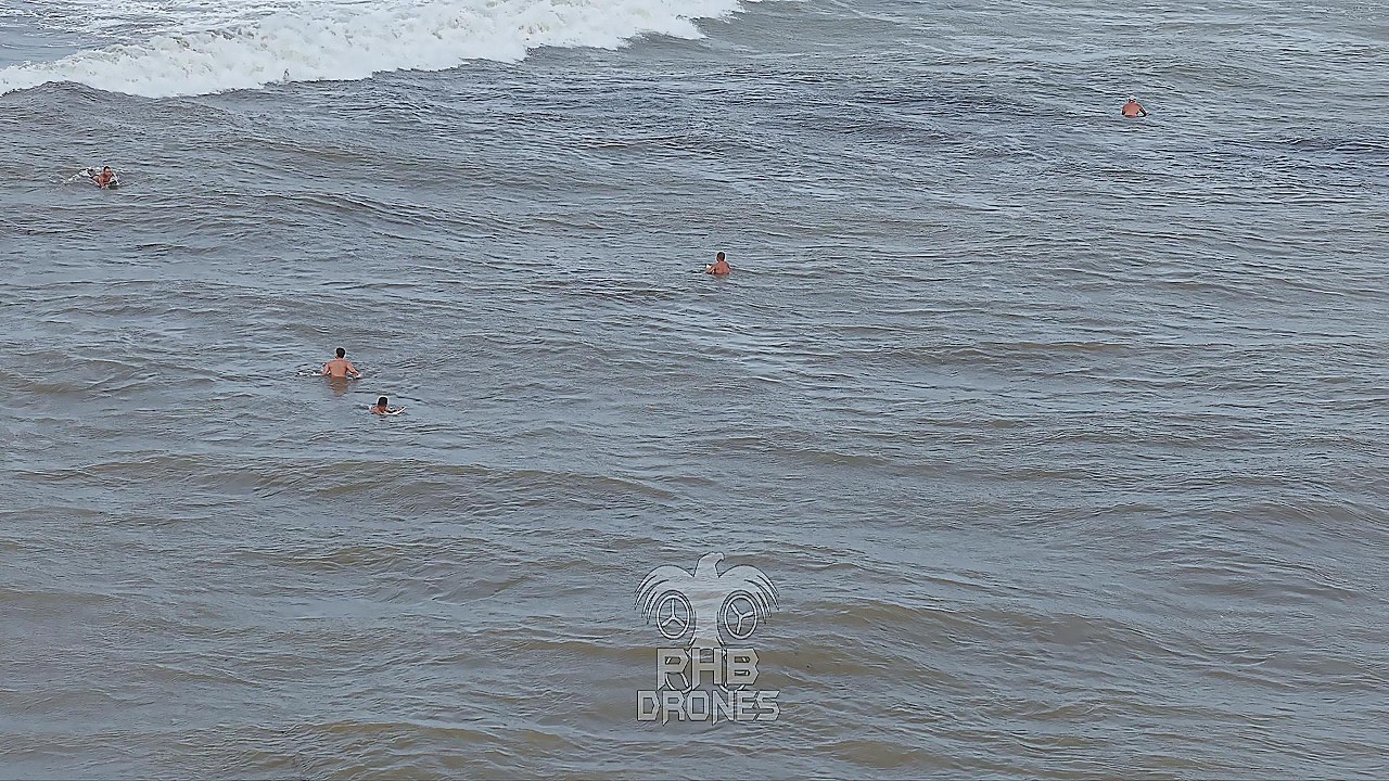 SURF - NA PRAIA DE PEDRA DO SAL.