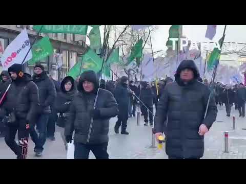 Группа предпринимателей стоит на Европейской площади