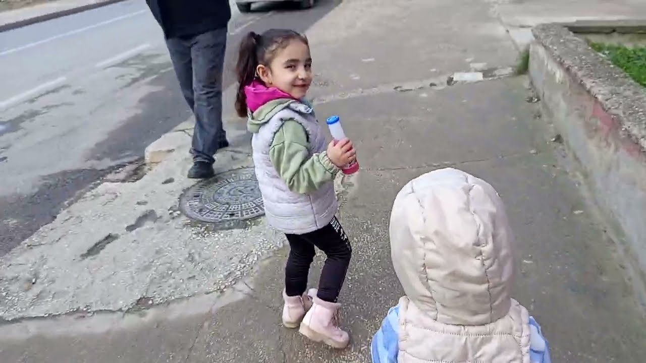 MASAL VE EFE YOLDA TAVUK🐔 VE KEDİLERİ🐈GÖRDÜLER!!?