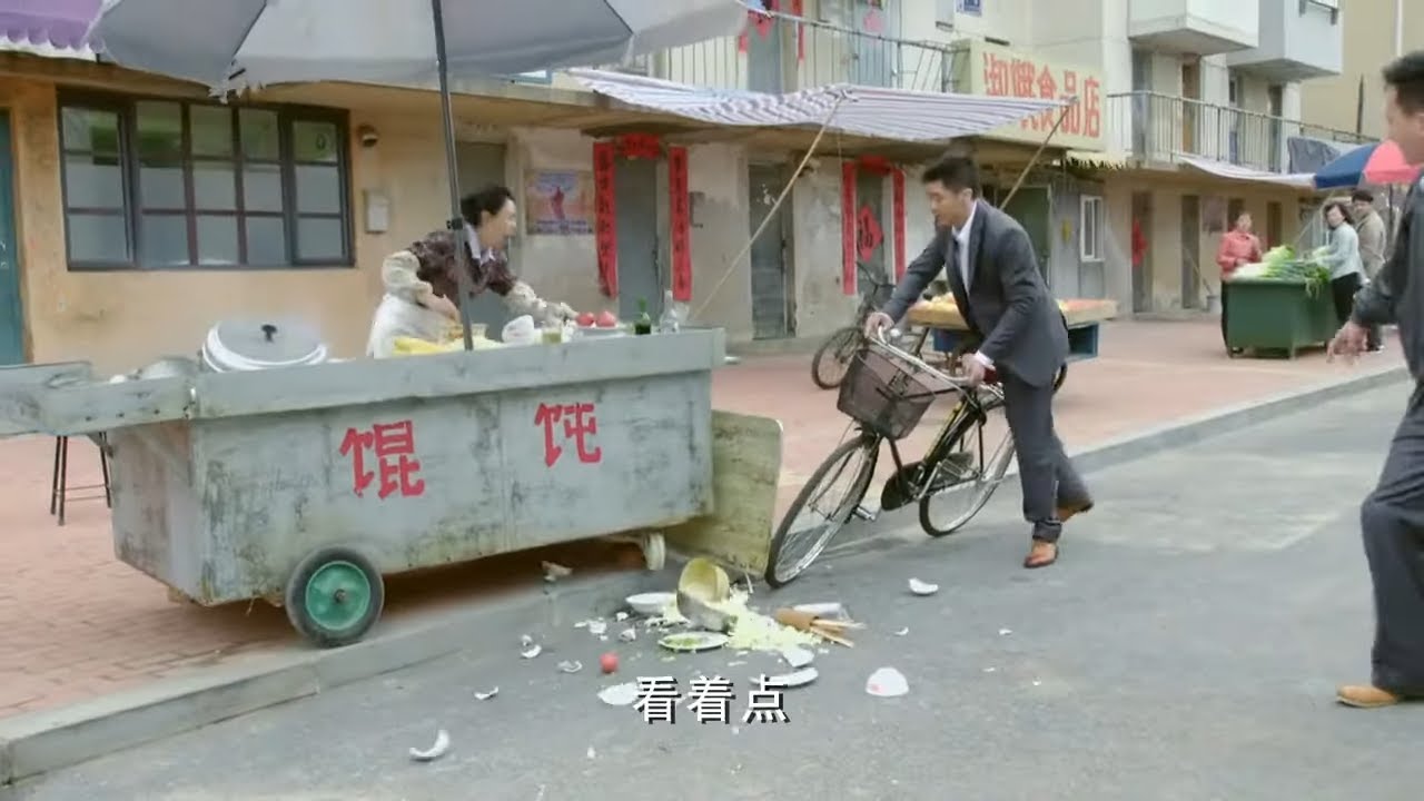 副廠長撞倒小販攤位，丟下50塊就想跑，不料女攤主是個狠人，下秒讓他後悔莫及