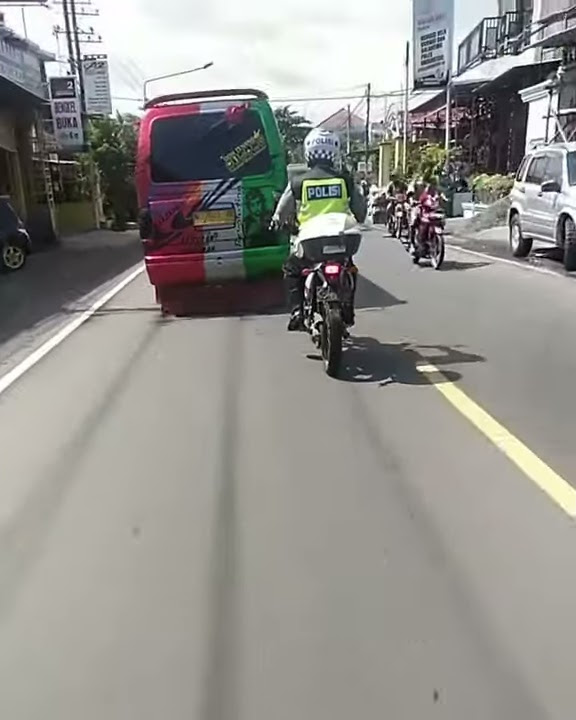 Viral Polisi Mengejar Mobil Sampai Terserempet dan Terjatuh