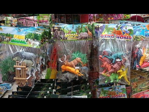 Beli mainan baru di toko mainan, Dinosaurus, T-rex, Brontosaurus, Stegosaurus, Triceraptops