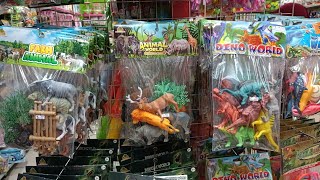 Beli mainan baru di toko mainan, Dinosaurus, T-rex, Brontosaurus, Stegosaurus, Triceraptops