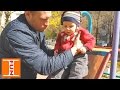 Ваня с дядей Максимом гуляют на детской площадке Vanya and uncle walk on the playground