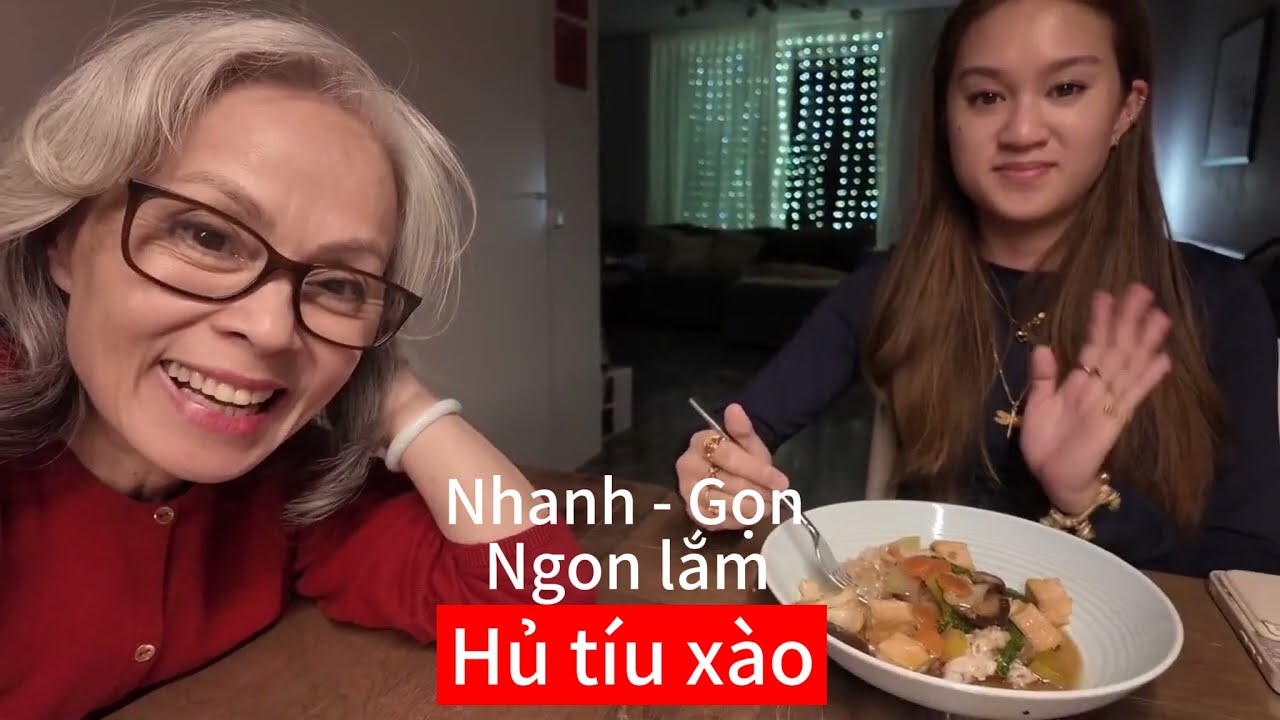 Đói bụng , xào hủ tíu hai má con ăn khuya | Ánh Nguyệt cuộc sống Hà Lan