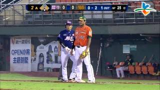 20130926 CPBL 犀牛VS獅 2上 高國慶反應很到位 直接接殺林宗男平飛球