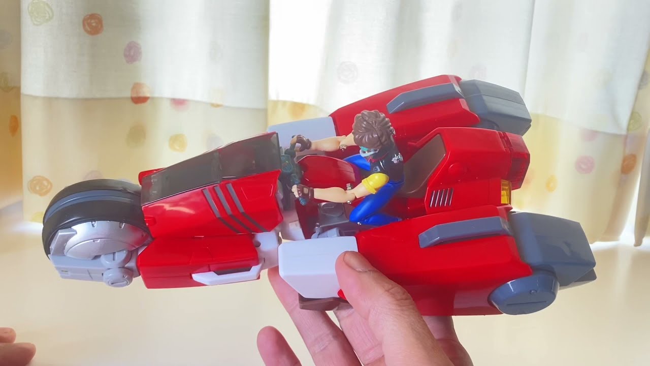 メガゾーン23 ガーランド　やまとの変形トイです　変形させるのが大変でした。