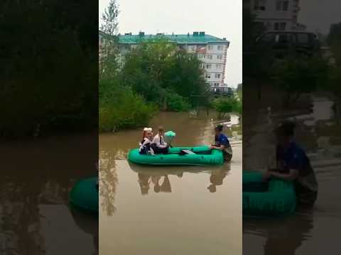 «Вот такой праздник у наших ребят». В Уссурийске дети добираются до школы на лодке. #1сентября