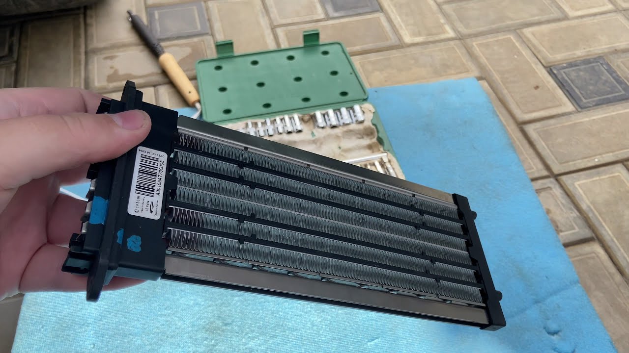 Устанавливаю сухой тэн 12В в Nissan Leaf ZE0 в штатное место