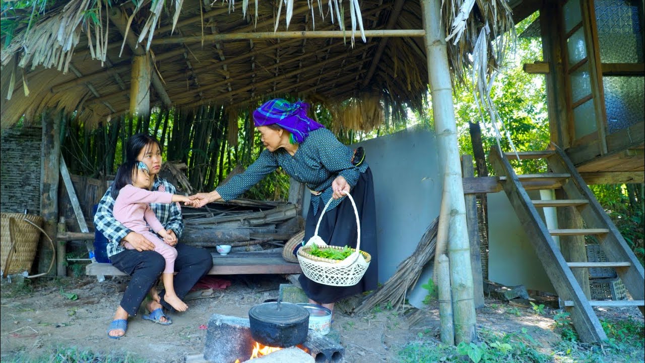 Добрая старушка все еще помогает бедной матери и ребенку в заброшенном доме.