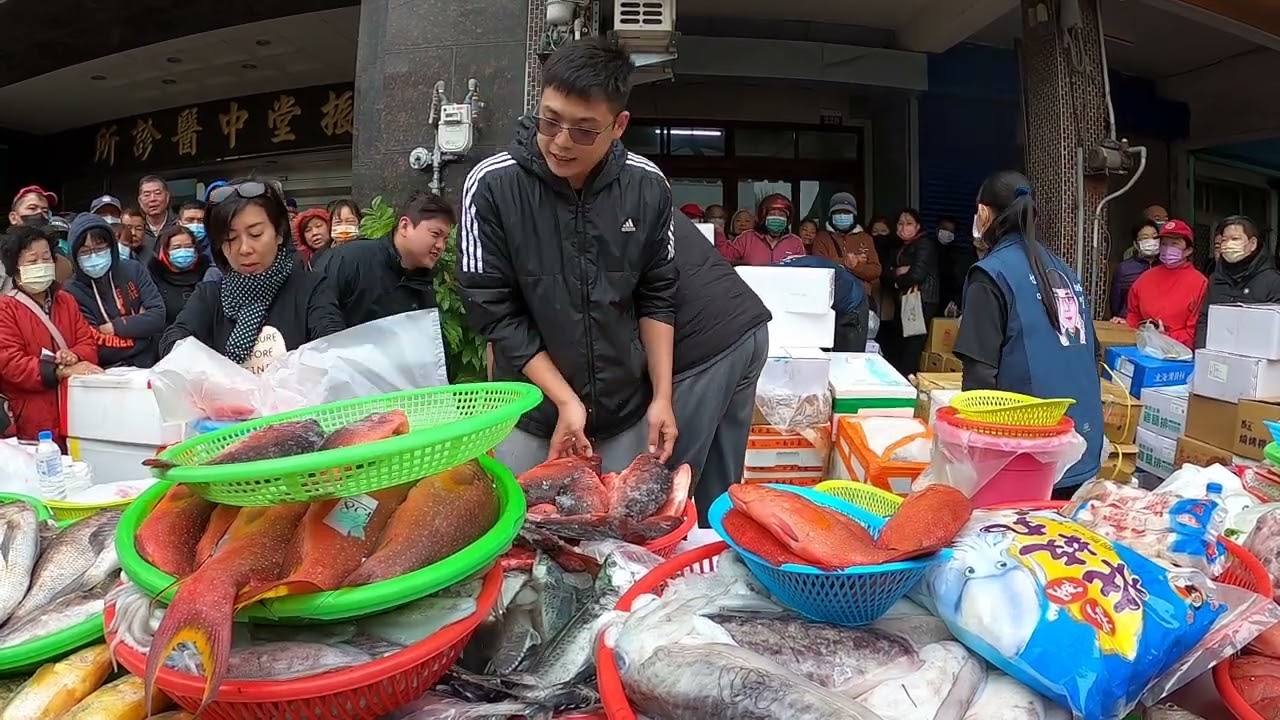 烏日大核爆的畫面就是這麼誇張 #中彰海王子 #烏日火車站 #海鮮叫賣 #海鮮拍賣
