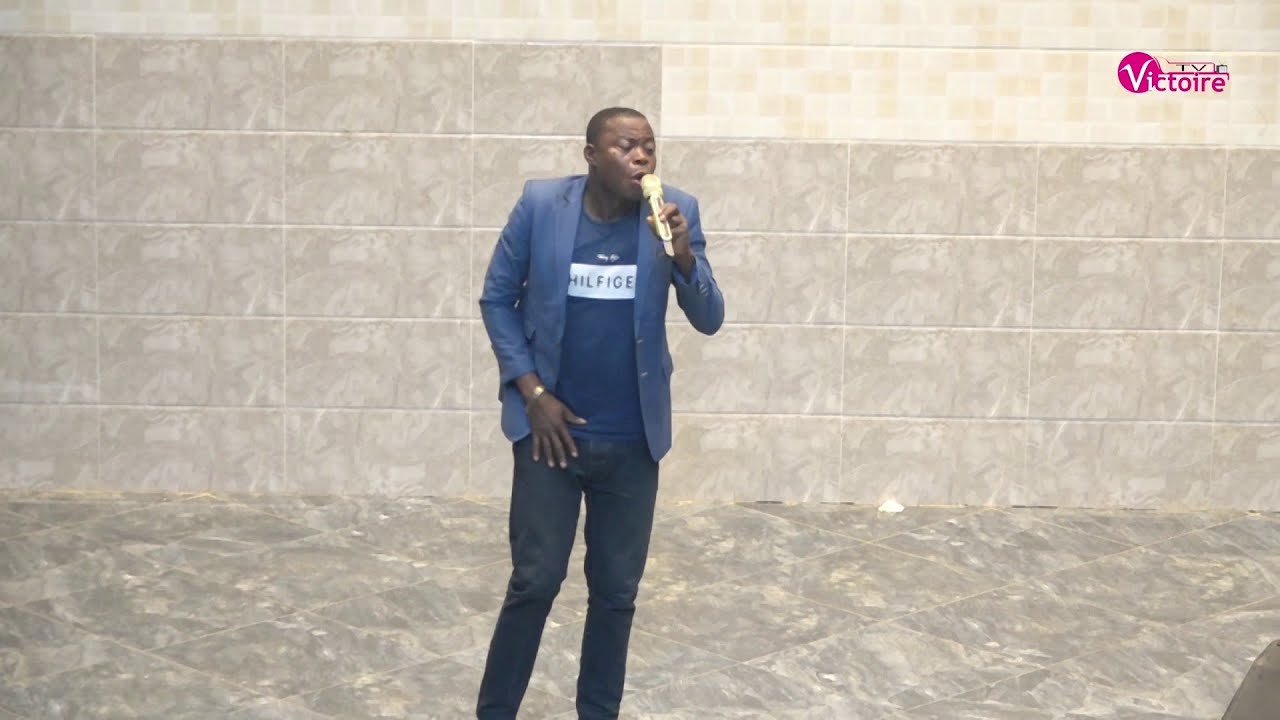 Mathias Congolais en prestation au concert de reconnaissance à Dieu à Yamoussoukro