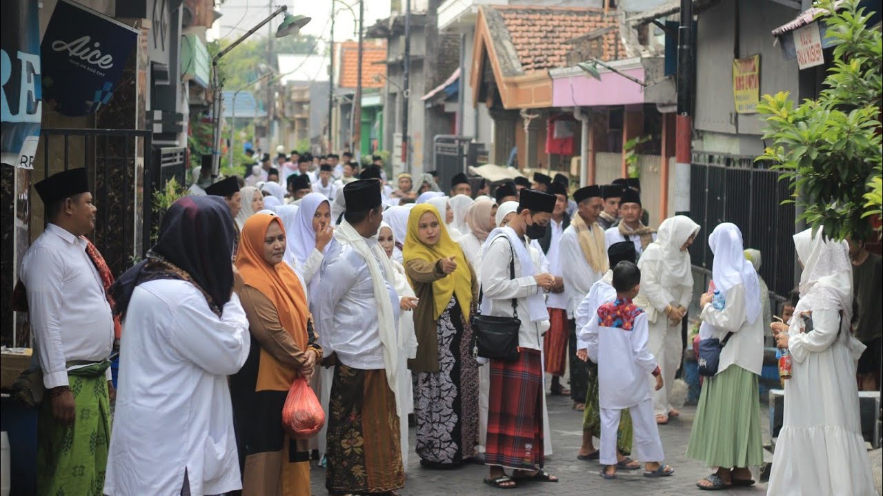 ZIAROH KE MAKAM MBAH WIRO SEROYO/MBAH KARIMAH MERTUA SUNAN AMPEL. KEMBANG KUNING SURABAYA.