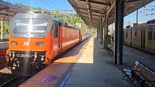 2A次台北發車開往台北的E500型鳴日色金光牌E510單電力機車頭+六節三麗鷗家族萌旅號彩繪易遊網環島之星觀光專列，和4152次楊梅發車開往福隆的銀綠色微笑號EMU900型十輛一編組EMU916區間車