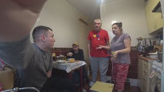 картинка: МАМА ВСТРЕЧАЕТ РЕМОНТНИКА.. БАТЯ СДУРЕЛ Я КАК В АДУ!!!
