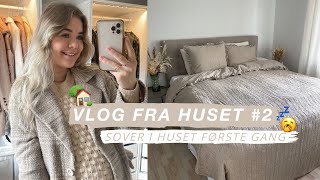 VLOG FRA HUSET #2 - SOVER HER FØRSTE GANG, NYT GULV + FÅR SOFA & SPISEBORD IND