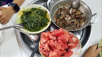 Mâm cơm đơn giản mà ngon khi được ăn cùng gia đình, cá kho queo, canh mồng tơi, dưa hấu thanh mát