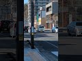ジっと待機する覆面パトカーとパトカー