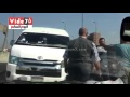 بالفيديو صحافة المواطن سائق ميكروباص يعتدى على مواطن حاول منعه من السير عكس الاتجاه 